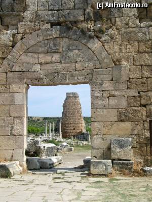 [P02] Perge - Turn de la Poarta principala, vazut din termele Coloanele fac parte din colonada strazii principale.romane » foto by sanis*
 - 
<span class="allrVoted glyphicon glyphicon-heart hidden" id="av379919"></span>
<a class="m-l-10 hidden" id="sv379919" onclick="voting_Foto_DelVot(,379919,4692)" role="button">șterge vot <span class="glyphicon glyphicon-remove"></span></a>
<a id="v9379919" class=" c-red"  onclick="voting_Foto_SetVot(379919)" role="button"><span class="glyphicon glyphicon-heart-empty"></span> <b>LIKE</b> = Votează poza</a> <img class="hidden"  id="f379919W9" src="/imagini/loader.gif" border="0" /><span class="AjErrMes hidden" id="e379919ErM"></span>