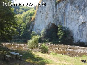[P01] Peștera Unguru Mare - Intrarea în peșteră văzută de pe malul drept al Crișului Repede. » foto by iulianic
 - 
<span class="allrVoted glyphicon glyphicon-heart hidden" id="av1322814"></span>
<a class="m-l-10 hidden" id="sv1322814" onclick="voting_Foto_DelVot(,1322814,4704)" role="button">șterge vot <span class="glyphicon glyphicon-remove"></span></a>
<a id="v91322814" class=" c-red"  onclick="voting_Foto_SetVot(1322814)" role="button"><span class="glyphicon glyphicon-heart-empty"></span> <b>LIKE</b> = Votează poza</a> <img class="hidden"  id="f1322814W9" src="/imagini/loader.gif" border="0" /><span class="AjErrMes hidden" id="e1322814ErM"></span>