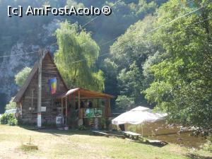 [P03] Peștera Unguru Mare - Cabana unde se achita taxa de vizitare. » foto by iulianic
 - 
<span class="allrVoted glyphicon glyphicon-heart hidden" id="av1322816"></span>
<a class="m-l-10 hidden" id="sv1322816" onclick="voting_Foto_DelVot(,1322816,4704)" role="button">șterge vot <span class="glyphicon glyphicon-remove"></span></a>
<a id="v91322816" class=" c-red"  onclick="voting_Foto_SetVot(1322816)" role="button"><span class="glyphicon glyphicon-heart-empty"></span> <b>LIKE</b> = Votează poza</a> <img class="hidden"  id="f1322816W9" src="/imagini/loader.gif" border="0" /><span class="AjErrMes hidden" id="e1322816ErM"></span>
