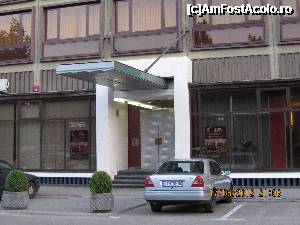 [P02] intrarea la hotel central » foto by celeste
 - 
<span class="allrVoted glyphicon glyphicon-heart hidden" id="av365893"></span>
<a class="m-l-10 hidden" id="sv365893" onclick="voting_Foto_DelVot(,365893,4717)" role="button">șterge vot <span class="glyphicon glyphicon-remove"></span></a>
<a id="v9365893" class=" c-red"  onclick="voting_Foto_SetVot(365893)" role="button"><span class="glyphicon glyphicon-heart-empty"></span> <b>LIKE</b> = Votează poza</a> <img class="hidden"  id="f365893W9" src="/imagini/loader.gif" border="0" /><span class="AjErrMes hidden" id="e365893ErM"></span>