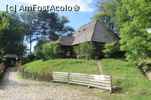 [P37] Suceava, Muzeul Satului Bocovinean, Am ajuns de unde am venit, în dreapta Casa Roșu-Sediul Muzeului » foto by mprofeanu
 - 
<span class="allrVoted glyphicon glyphicon-heart hidden" id="av1324076"></span>
<a class="m-l-10 hidden" id="sv1324076" onclick="voting_Foto_DelVot(,1324076,4721)" role="button">șterge vot <span class="glyphicon glyphicon-remove"></span></a>
<a id="v91324076" class=" c-red"  onclick="voting_Foto_SetVot(1324076)" role="button"><span class="glyphicon glyphicon-heart-empty"></span> <b>LIKE</b> = Votează poza</a> <img class="hidden"  id="f1324076W9" src="/imagini/loader.gif" border="0" /><span class="AjErrMes hidden" id="e1324076ErM"></span>
