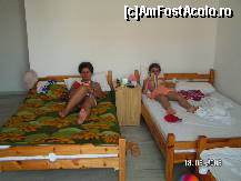 [P09] Camera din vila Bindas, cu cele 2 paturi mari pt. 2 pers. si in colt dreapta jos se vede putin si cel de-al 3-lea pat; pe stanga era bucataria, la intrare, baia. » foto by ileanaxperta*
 - 
<span class="allrVoted glyphicon glyphicon-heart hidden" id="av44273"></span>
<a class="m-l-10 hidden" id="sv44273" onclick="voting_Foto_DelVot(,44273,4735)" role="button">șterge vot <span class="glyphicon glyphicon-remove"></span></a>
<a id="v944273" class=" c-red"  onclick="voting_Foto_SetVot(44273)" role="button"><span class="glyphicon glyphicon-heart-empty"></span> <b>LIKE</b> = Votează poza</a> <img class="hidden"  id="f44273W9" src="/imagini/loader.gif" border="0" /><span class="AjErrMes hidden" id="e44273ErM"></span>