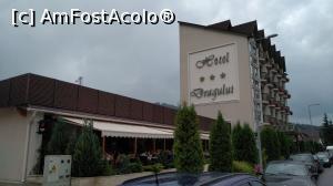 [P02] Restaurant Dragului Predeal - foto din locul unde am parcat mașina. se observă terasa restaurantului.  » foto by bogumil
 - 
<span class="allrVoted glyphicon glyphicon-heart hidden" id="av769597"></span>
<a class="m-l-10 hidden" id="sv769597" onclick="voting_Foto_DelVot(,769597,4795)" role="button">șterge vot <span class="glyphicon glyphicon-remove"></span></a>
<a id="v9769597" class=" c-red"  onclick="voting_Foto_SetVot(769597)" role="button"><span class="glyphicon glyphicon-heart-empty"></span> <b>LIKE</b> = Votează poza</a> <img class="hidden"  id="f769597W9" src="/imagini/loader.gif" border="0" /><span class="AjErrMes hidden" id="e769597ErM"></span>