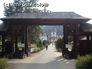 [P02] După ce ne-am cazat la Pensiunea Cristian, am plecat să vizităm Mănăstirea Brâncoveanu din Sâmbăta de Sus. Ne aflăm la intrarea pe domeniul mănăstiresc.  » foto by Floryn81
 - 
<span class="allrVoted glyphicon glyphicon-heart hidden" id="av720632"></span>
<a class="m-l-10 hidden" id="sv720632" onclick="voting_Foto_DelVot(,720632,4842)" role="button">șterge vot <span class="glyphicon glyphicon-remove"></span></a>
<a id="v9720632" class=" c-red"  onclick="voting_Foto_SetVot(720632)" role="button"><span class="glyphicon glyphicon-heart-empty"></span> <b>LIKE</b> = Votează poza</a> <img class="hidden"  id="f720632W9" src="/imagini/loader.gif" border="0" /><span class="AjErrMes hidden" id="e720632ErM"></span>