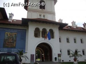 [P03] Pentru a intra în curtea interioară a Mănăstirii Brâncoveanu se trece prin gangul de sub turnul clopotniță.  » foto by Floryn81
 - 
<span class="allrVoted glyphicon glyphicon-heart hidden" id="av720633"></span>
<a class="m-l-10 hidden" id="sv720633" onclick="voting_Foto_DelVot(,720633,4842)" role="button">șterge vot <span class="glyphicon glyphicon-remove"></span></a>
<a id="v9720633" class=" c-red"  onclick="voting_Foto_SetVot(720633)" role="button"><span class="glyphicon glyphicon-heart-empty"></span> <b>LIKE</b> = Votează poza</a> <img class="hidden"  id="f720633W9" src="/imagini/loader.gif" border="0" /><span class="AjErrMes hidden" id="e720633ErM"></span>