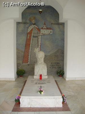 [P49] Central este amplasat un bust al voievodului Constantin Brâncoveanu, iar o inscripție de pe placa de marmură din dreptul bustului ne anunță că acest voievod martir, domn al Țării Românești între anii 1688 și 1714, este înmormântat la biserica ”Sfântul Gheorghe” din București.  » foto by Floryn81
 - 
<span class="allrVoted glyphicon glyphicon-heart hidden" id="av720689"></span>
<a class="m-l-10 hidden" id="sv720689" onclick="voting_Foto_DelVot(,720689,4842)" role="button">șterge vot <span class="glyphicon glyphicon-remove"></span></a>
<a id="v9720689" class=" c-red"  onclick="voting_Foto_SetVot(720689)" role="button"><span class="glyphicon glyphicon-heart-empty"></span> <b>LIKE</b> = Votează poza</a> <img class="hidden"  id="f720689W9" src="/imagini/loader.gif" border="0" /><span class="AjErrMes hidden" id="e720689ErM"></span>