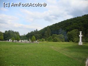 [P53] Cimitirul mănăstirii și crucea din marmură ce amintește de eroii care au murit în munții Făgăraș luptând împotriva comunismului.  » foto by Floryn81
 - 
<span class="allrVoted glyphicon glyphicon-heart hidden" id="av720693"></span>
<a class="m-l-10 hidden" id="sv720693" onclick="voting_Foto_DelVot(,720693,4842)" role="button">șterge vot <span class="glyphicon glyphicon-remove"></span></a>
<a id="v9720693" class=" c-red"  onclick="voting_Foto_SetVot(720693)" role="button"><span class="glyphicon glyphicon-heart-empty"></span> <b>LIKE</b> = Votează poza</a> <img class="hidden"  id="f720693W9" src="/imagini/loader.gif" border="0" /><span class="AjErrMes hidden" id="e720693ErM"></span>