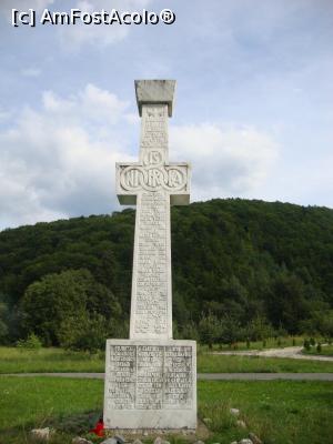 [P54] Acest monument este un omagiu adus eroilor care au murit în munții Făgăraș luptând împotriva comunismului. Numele lor sunt înșiruite pe această cruce.  » foto by Floryn81
 - 
<span class="allrVoted glyphicon glyphicon-heart hidden" id="av720694"></span>
<a class="m-l-10 hidden" id="sv720694" onclick="voting_Foto_DelVot(,720694,4842)" role="button">șterge vot <span class="glyphicon glyphicon-remove"></span></a>
<a id="v9720694" class=" c-red"  onclick="voting_Foto_SetVot(720694)" role="button"><span class="glyphicon glyphicon-heart-empty"></span> <b>LIKE</b> = Votează poza</a> <img class="hidden"  id="f720694W9" src="/imagini/loader.gif" border="0" /><span class="AjErrMes hidden" id="e720694ErM"></span>