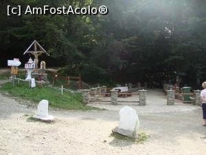 [P62] Vom intra pe aleea pietruită spre izvorul Părintelui Arsenie Boca de la Sâmbăta de Sus.  » foto by Floryn81
 - 
<span class="allrVoted glyphicon glyphicon-heart hidden" id="av720702"></span>
<a class="m-l-10 hidden" id="sv720702" onclick="voting_Foto_DelVot(,720702,4842)" role="button">șterge vot <span class="glyphicon glyphicon-remove"></span></a>
<a id="v9720702" class=" c-red"  onclick="voting_Foto_SetVot(720702)" role="button"><span class="glyphicon glyphicon-heart-empty"></span> <b>LIKE</b> = Votează poza</a> <img class="hidden"  id="f720702W9" src="/imagini/loader.gif" border="0" /><span class="AjErrMes hidden" id="e720702ErM"></span>