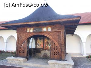 [P11] S&acirc;mbăta de Sus - Mănăstirea Br&acirc;ncoveanu. F&acirc;nt&acirc;na. » foto by iulianic
 - 
<span class="allrVoted glyphicon glyphicon-heart hidden" id="av1352337"></span>
<a class="m-l-10 hidden" id="sv1352337" onclick="voting_Foto_DelVot(,1352337,4842)" role="button">șterge vot <span class="glyphicon glyphicon-remove"></span></a>
<a id="v91352337" class=" c-red"  onclick="voting_Foto_SetVot(1352337)" role="button"><span class="glyphicon glyphicon-heart-empty"></span> <b>LIKE</b> = Votează poza</a> <img class="hidden"  id="f1352337W9" src="/imagini/loader.gif" border="0" /><span class="AjErrMes hidden" id="e1352337ErM"></span>