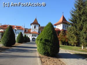 [P06] S&acirc;mbăta de Sus - Mănăstirea Br&acirc;ncoveanu. Aleea spre intrare. » foto by iulianic
 - 
<span class="allrVoted glyphicon glyphicon-heart hidden" id="av1352332"></span>
<a class="m-l-10 hidden" id="sv1352332" onclick="voting_Foto_DelVot(,1352332,4842)" role="button">șterge vot <span class="glyphicon glyphicon-remove"></span></a>
<a id="v91352332" class=" c-red"  onclick="voting_Foto_SetVot(1352332)" role="button"><span class="glyphicon glyphicon-heart-empty"></span> <b>LIKE</b> = Votează poza</a> <img class="hidden"  id="f1352332W9" src="/imagini/loader.gif" border="0" /><span class="AjErrMes hidden" id="e1352332ErM"></span>