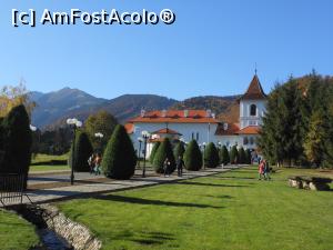 [P07] S&acirc;mbăta de Sus - Mănăstirea Br&acirc;ncoveanu. Aleea spre intrare. » foto by iulianic
 - 
<span class="allrVoted glyphicon glyphicon-heart hidden" id="av1352333"></span>
<a class="m-l-10 hidden" id="sv1352333" onclick="voting_Foto_DelVot(,1352333,4842)" role="button">șterge vot <span class="glyphicon glyphicon-remove"></span></a>
<a id="v91352333" class=" c-red"  onclick="voting_Foto_SetVot(1352333)" role="button"><span class="glyphicon glyphicon-heart-empty"></span> <b>LIKE</b> = Votează poza</a> <img class="hidden"  id="f1352333W9" src="/imagini/loader.gif" border="0" /><span class="AjErrMes hidden" id="e1352333ErM"></span>