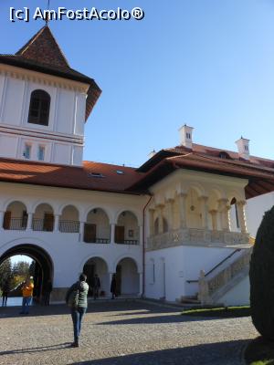 [P09] S&acirc;mbăta de Sus - Mănăstirea Br&acirc;ncoveanu. Paraclisul și turnul clopotniță văzute din incintă. » foto by iulianic
 - 
<span class="allrVoted glyphicon glyphicon-heart hidden" id="av1352335"></span>
<a class="m-l-10 hidden" id="sv1352335" onclick="voting_Foto_DelVot(,1352335,4842)" role="button">șterge vot <span class="glyphicon glyphicon-remove"></span></a>
<a id="v91352335" class=" c-red"  onclick="voting_Foto_SetVot(1352335)" role="button"><span class="glyphicon glyphicon-heart-empty"></span> <b>LIKE</b> = Votează poza</a> <img class="hidden"  id="f1352335W9" src="/imagini/loader.gif" border="0" /><span class="AjErrMes hidden" id="e1352335ErM"></span>