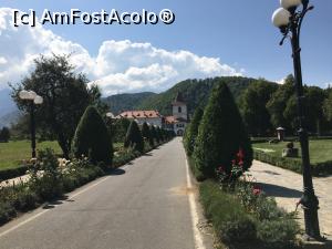 [P03] Aleea principală spre mânăstire » foto by AZE
 - 
<span class="allrVoted glyphicon glyphicon-heart hidden" id="av1116287"></span>
<a class="m-l-10 hidden" id="sv1116287" onclick="voting_Foto_DelVot(,1116287,4842)" role="button">șterge vot <span class="glyphicon glyphicon-remove"></span></a>
<a id="v91116287" class=" c-red"  onclick="voting_Foto_SetVot(1116287)" role="button"><span class="glyphicon glyphicon-heart-empty"></span> <b>LIKE</b> = Votează poza</a> <img class="hidden"  id="f1116287W9" src="/imagini/loader.gif" border="0" /><span class="AjErrMes hidden" id="e1116287ErM"></span>