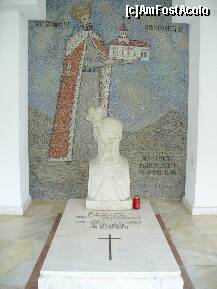 [P13] Sambata de Sus - un mormant din incinta Manastirii Brancoveanu » foto by ascent
 - 
<span class="allrVoted glyphicon glyphicon-heart hidden" id="av174095"></span>
<a class="m-l-10 hidden" id="sv174095" onclick="voting_Foto_DelVot(,174095,4842)" role="button">șterge vot <span class="glyphicon glyphicon-remove"></span></a>
<a id="v9174095" class=" c-red"  onclick="voting_Foto_SetVot(174095)" role="button"><span class="glyphicon glyphicon-heart-empty"></span> <b>LIKE</b> = Votează poza</a> <img class="hidden"  id="f174095W9" src="/imagini/loader.gif" border="0" /><span class="AjErrMes hidden" id="e174095ErM"></span>