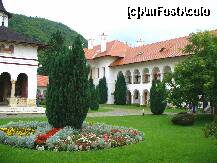 [P14] Sambata de Sus - curtea Manastirii Brancoveanu » foto by ascent
 - 
<span class="allrVoted glyphicon glyphicon-heart hidden" id="av174096"></span>
<a class="m-l-10 hidden" id="sv174096" onclick="voting_Foto_DelVot(,174096,4842)" role="button">șterge vot <span class="glyphicon glyphicon-remove"></span></a>
<a id="v9174096" class=" c-red"  onclick="voting_Foto_SetVot(174096)" role="button"><span class="glyphicon glyphicon-heart-empty"></span> <b>LIKE</b> = Votează poza</a> <img class="hidden"  id="f174096W9" src="/imagini/loader.gif" border="0" /><span class="AjErrMes hidden" id="e174096ErM"></span>