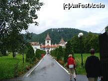 [P04] Sambata de Sus - aleea spre intrarea in Manastirea Brancoveanu » foto by ascent
 - 
<span class="allrVoted glyphicon glyphicon-heart hidden" id="av174086"></span>
<a class="m-l-10 hidden" id="sv174086" onclick="voting_Foto_DelVot(,174086,4842)" role="button">șterge vot <span class="glyphicon glyphicon-remove"></span></a>
<a id="v9174086" class=" c-red"  onclick="voting_Foto_SetVot(174086)" role="button"><span class="glyphicon glyphicon-heart-empty"></span> <b>LIKE</b> = Votează poza</a> <img class="hidden"  id="f174086W9" src="/imagini/loader.gif" border="0" /><span class="AjErrMes hidden" id="e174086ErM"></span>