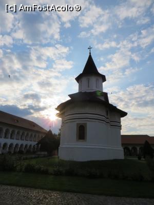 [P11] Biserica brâncovenească la apus de soare - Sâmbăta de Sus.  » foto by tata123 🔱
 - 
<span class="allrVoted glyphicon glyphicon-heart hidden" id="av757446"></span>
<a class="m-l-10 hidden" id="sv757446" onclick="voting_Foto_DelVot(,757446,4842)" role="button">șterge vot <span class="glyphicon glyphicon-remove"></span></a>
<a id="v9757446" class=" c-red"  onclick="voting_Foto_SetVot(757446)" role="button"><span class="glyphicon glyphicon-heart-empty"></span> <b>LIKE</b> = Votează poza</a> <img class="hidden"  id="f757446W9" src="/imagini/loader.gif" border="0" /><span class="AjErrMes hidden" id="e757446ErM"></span>