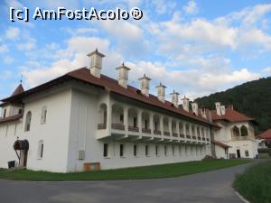 [P16] Clădirea bibliotecii şi muzeului, iar în fundal: foişorul Palatului Brâncovenesc - imagine din spatele incintei mănăstireşti.  » foto by tata123 🔱
 - 
<span class="allrVoted glyphicon glyphicon-heart hidden" id="av757456"></span>
<a class="m-l-10 hidden" id="sv757456" onclick="voting_Foto_DelVot(,757456,4842)" role="button">șterge vot <span class="glyphicon glyphicon-remove"></span></a>
<a id="v9757456" class=" c-red"  onclick="voting_Foto_SetVot(757456)" role="button"><span class="glyphicon glyphicon-heart-empty"></span> <b>LIKE</b> = Votează poza</a> <img class="hidden"  id="f757456W9" src="/imagini/loader.gif" border="0" /><span class="AjErrMes hidden" id="e757456ErM"></span>