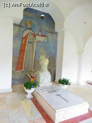 [P17] Cenotaful domnitorului Constantin Brâncoveanu aflat în galeria ctitorilor - Mănăstirea Brâncoveanu, Sâmbăta de Sus.  » foto by tata123 🔱
 - 
<span class="allrVoted glyphicon glyphicon-heart hidden" id="av757458"></span>
<a class="m-l-10 hidden" id="sv757458" onclick="voting_Foto_DelVot(,757458,4842)" role="button">șterge vot <span class="glyphicon glyphicon-remove"></span></a>
<a id="v9757458" class=" c-red"  onclick="voting_Foto_SetVot(757458)" role="button"><span class="glyphicon glyphicon-heart-empty"></span> <b>LIKE</b> = Votează poza</a> <img class="hidden"  id="f757458W9" src="/imagini/loader.gif" border="0" /><span class="AjErrMes hidden" id="e757458ErM"></span>