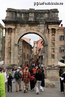 [P03] Triumphal Arch of the Sergi – Golden Gate, Pula » foto by sh0rty
 - 
<span class="allrVoted glyphicon glyphicon-heart hidden" id="av47139"></span>
<a class="m-l-10 hidden" id="sv47139" onclick="voting_Foto_DelVot(,47139,4867)" role="button">șterge vot <span class="glyphicon glyphicon-remove"></span></a>
<a id="v947139" class=" c-red"  onclick="voting_Foto_SetVot(47139)" role="button"><span class="glyphicon glyphicon-heart-empty"></span> <b>LIKE</b> = Votează poza</a> <img class="hidden"  id="f47139W9" src="/imagini/loader.gif" border="0" /><span class="AjErrMes hidden" id="e47139ErM"></span>
