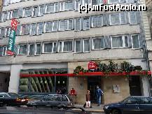 [P01] fatada hotelului - in dreapta este un Burger King, apoi coltul cu Rakoczi Bd. » foto by zenobia*
 - 
<span class="allrVoted glyphicon glyphicon-heart hidden" id="av54138"></span>
<a class="m-l-10 hidden" id="sv54138" onclick="voting_Foto_DelVot(,54138,4888)" role="button">șterge vot <span class="glyphicon glyphicon-remove"></span></a>
<a id="v954138" class=" c-red"  onclick="voting_Foto_SetVot(54138)" role="button"><span class="glyphicon glyphicon-heart-empty"></span> <b>LIKE</b> = Votează poza</a> <img class="hidden"  id="f54138W9" src="/imagini/loader.gif" border="0" /><span class="AjErrMes hidden" id="e54138ErM"></span>