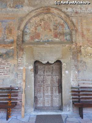 [P17] Strehaia - Palatul Craioveştilor. Biserica şi uşa adăugată de Constantin Brâncoveanu.  » foto by iulianic
 - 
<span class="allrVoted glyphicon glyphicon-heart hidden" id="av554605"></span>
<a class="m-l-10 hidden" id="sv554605" onclick="voting_Foto_DelVot(,554605,4896)" role="button">șterge vot <span class="glyphicon glyphicon-remove"></span></a>
<a id="v9554605" class=" c-red"  onclick="voting_Foto_SetVot(554605)" role="button"><span class="glyphicon glyphicon-heart-empty"></span> <b>LIKE</b> = Votează poza</a> <img class="hidden"  id="f554605W9" src="/imagini/loader.gif" border="0" /><span class="AjErrMes hidden" id="e554605ErM"></span>