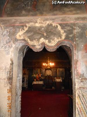 [P18] Strehaia - Palatul Craioveştilor. Biserica, trecerea din pronaos în naos.  » foto by iulianic
 - 
<span class="allrVoted glyphicon glyphicon-heart hidden" id="av554606"></span>
<a class="m-l-10 hidden" id="sv554606" onclick="voting_Foto_DelVot(,554606,4896)" role="button">șterge vot <span class="glyphicon glyphicon-remove"></span></a>
<a id="v9554606" class=" c-red"  onclick="voting_Foto_SetVot(554606)" role="button"><span class="glyphicon glyphicon-heart-empty"></span> <b>LIKE</b> = Votează poza</a> <img class="hidden"  id="f554606W9" src="/imagini/loader.gif" border="0" /><span class="AjErrMes hidden" id="e554606ErM"></span>