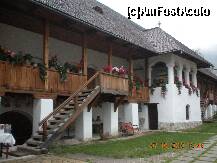 [P53] In curte la Manastirea Polovragi » foto by verobutterfly
 - 
<span class="allrVoted glyphicon glyphicon-heart hidden" id="av147072"></span>
<a class="m-l-10 hidden" id="sv147072" onclick="voting_Foto_DelVot(,147072,4898)" role="button">șterge vot <span class="glyphicon glyphicon-remove"></span></a>
<a id="v9147072" class=" c-red"  onclick="voting_Foto_SetVot(147072)" role="button"><span class="glyphicon glyphicon-heart-empty"></span> <b>LIKE</b> = Votează poza</a> <img class="hidden"  id="f147072W9" src="/imagini/loader.gif" border="0" /><span class="AjErrMes hidden" id="e147072ErM"></span>