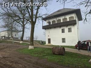 [P01] Cula Izvoranu-Geblescu și Primăria în stânga fosta casă boierească » foto by mprofeanu
 - 
<span class="allrVoted glyphicon glyphicon-heart hidden" id="av1511086"></span>
<a class="m-l-10 hidden" id="sv1511086" onclick="voting_Foto_DelVot(,1511086,4898)" role="button">șterge vot <span class="glyphicon glyphicon-remove"></span></a>
<a id="v91511086" class=" c-red"  onclick="voting_Foto_SetVot(1511086)" role="button"><span class="glyphicon glyphicon-heart-empty"></span> <b>LIKE</b> = Votează poza</a> <img class="hidden"  id="f1511086W9" src="/imagini/loader.gif" border="0" /><span class="AjErrMes hidden" id="e1511086ErM"></span>