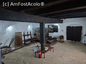 [P05] Cula Izvoranu-Geblescu, Parterul, Beciul, expoziția 'Ocupații tradiționale oltenești', se vede ușa mare cu adâncituri în zid pentru drugii de lemn, tavanul cu grinzi mari de lemn și grinda centrală » foto by mprofeanu
 - 
<span class="allrVoted glyphicon glyphicon-heart hidden" id="av1511090"></span>
<a class="m-l-10 hidden" id="sv1511090" onclick="voting_Foto_DelVot(,1511090,4898)" role="button">șterge vot <span class="glyphicon glyphicon-remove"></span></a>
<a id="v91511090" class=" c-red"  onclick="voting_Foto_SetVot(1511090)" role="button"><span class="glyphicon glyphicon-heart-empty"></span> <b>LIKE</b> = Votează poza</a> <img class="hidden"  id="f1511090W9" src="/imagini/loader.gif" border="0" /><span class="AjErrMes hidden" id="e1511090ErM"></span>