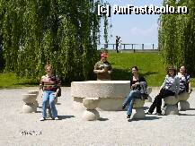 [P13] Grupul de AFA-isti la Masa Tacerii (bineintelesc ca nu tacand sac!) Dananecula, sotul meu , Ancamariagadea, fata mea si eu » foto by Valentina69
 - 
<span class="allrVoted glyphicon glyphicon-heart hidden" id="av78605"></span>
<a class="m-l-10 hidden" id="sv78605" onclick="voting_Foto_DelVot(,78605,4898)" role="button">șterge vot <span class="glyphicon glyphicon-remove"></span></a>
<a id="v978605" class=" c-red"  onclick="voting_Foto_SetVot(78605)" role="button"><span class="glyphicon glyphicon-heart-empty"></span> <b>LIKE</b> = Votează poza</a> <img class="hidden"  id="f78605W9" src="/imagini/loader.gif" border="0" /><span class="AjErrMes hidden" id="e78605ErM"></span>