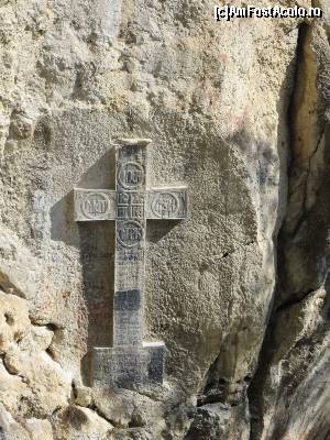 [P16] Cruce sculptată în stâncă, deasupra râului Bistrița.  » foto by tata123 🔱
 - 
<span class="allrVoted glyphicon glyphicon-heart hidden" id="av602778"></span>
<a class="m-l-10 hidden" id="sv602778" onclick="voting_Foto_DelVot(,602778,4898)" role="button">șterge vot <span class="glyphicon glyphicon-remove"></span></a>
<a id="v9602778" class=" c-red"  onclick="voting_Foto_SetVot(602778)" role="button"><span class="glyphicon glyphicon-heart-empty"></span> <b>LIKE</b> = Votează poza</a> <img class="hidden"  id="f602778W9" src="/imagini/loader.gif" border="0" /><span class="AjErrMes hidden" id="e602778ErM"></span>