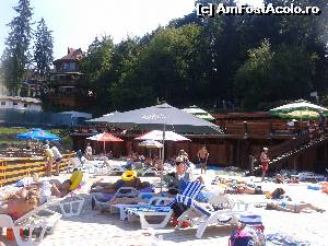 [P02] Plaja de la Lacu Ursu, in asteptarea startului în apă. În fundal se vede Restaurantul Ciuperca mica - frumusel, elegant si cu stil. Se mananca bine. Si, dacă ai noroc sa prinzi loc pe terasa ai vedere la Lacul Ursu.  » foto by izabiza
 - 
<span class="allrVoted glyphicon glyphicon-heart hidden" id="av672727"></span>
<a class="m-l-10 hidden" id="sv672727" onclick="voting_Foto_DelVot(,672727,4909)" role="button">șterge vot <span class="glyphicon glyphicon-remove"></span></a>
<a id="v9672727" class=" c-red"  onclick="voting_Foto_SetVot(672727)" role="button"><span class="glyphicon glyphicon-heart-empty"></span> <b>LIKE</b> = Votează poza</a> <img class="hidden"  id="f672727W9" src="/imagini/loader.gif" border="0" /><span class="AjErrMes hidden" id="e672727ErM"></span>