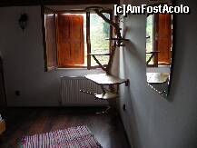 [P31] Stativul pentru televizor si cuptor cu microunde- chiar nu stiu de ce sunt goale, turistii trebuiau sa apara... » foto by trandafir 1970*
 - 
<span class="allrVoted glyphicon glyphicon-heart hidden" id="av117606"></span>
<a class="m-l-10 hidden" id="sv117606" onclick="voting_Foto_DelVot(,117606,4933)" role="button">șterge vot <span class="glyphicon glyphicon-remove"></span></a>
<a id="v9117606" class=" c-red"  onclick="voting_Foto_SetVot(117606)" role="button"><span class="glyphicon glyphicon-heart-empty"></span> <b>LIKE</b> = Votează poza</a> <img class="hidden"  id="f117606W9" src="/imagini/loader.gif" border="0" /><span class="AjErrMes hidden" id="e117606ErM"></span>