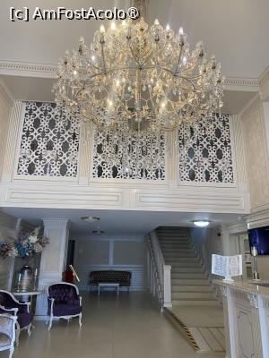 [P01] Hotel Sulina, Mamaia. Holul de la intrarea hotelului cu candelabrul uriaș din cristal. » foto by Floria
 - 
<span class="allrVoted glyphicon glyphicon-heart hidden" id="av1527479"></span>
<a class="m-l-10 hidden" id="sv1527479" onclick="voting_Foto_DelVot(,1527479,4946)" role="button">șterge vot <span class="glyphicon glyphicon-remove"></span></a>
<a id="v91527479" class=" c-red"  onclick="voting_Foto_SetVot(1527479)" role="button"><span class="glyphicon glyphicon-heart-empty"></span> <b>LIKE</b> = Votează poza</a> <img class="hidden"  id="f1527479W9" src="/imagini/loader.gif" border="0" /><span class="AjErrMes hidden" id="e1527479ErM"></span>