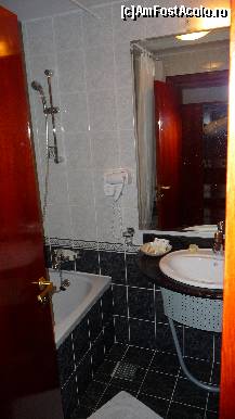 [P04] baia din camera era curata, spatioasa » foto by ionut_net
 - 
<span class="allrVoted glyphicon glyphicon-heart hidden" id="av56729"></span>
<a class="m-l-10 hidden" id="sv56729" onclick="voting_Foto_DelVot(,56729,4961)" role="button">șterge vot <span class="glyphicon glyphicon-remove"></span></a>
<a id="v956729" class=" c-red"  onclick="voting_Foto_SetVot(56729)" role="button"><span class="glyphicon glyphicon-heart-empty"></span> <b>LIKE</b> = Votează poza</a> <img class="hidden"  id="f56729W9" src="/imagini/loader.gif" border="0" /><span class="AjErrMes hidden" id="e56729ErM"></span>