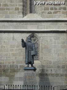 [P06] Statuia lui Johannes Honterus din exteriorul Bisericii Negre din Brasov » foto by ileanaxperta*
 - 
<span class="allrVoted glyphicon glyphicon-heart hidden" id="av52866"></span>
<a class="m-l-10 hidden" id="sv52866" onclick="voting_Foto_DelVot(,52866,4961)" role="button">șterge vot <span class="glyphicon glyphicon-remove"></span></a>
<a id="v952866" class=" c-red"  onclick="voting_Foto_SetVot(52866)" role="button"><span class="glyphicon glyphicon-heart-empty"></span> <b>LIKE</b> = Votează poza</a> <img class="hidden"  id="f52866W9" src="/imagini/loader.gif" border="0" /><span class="AjErrMes hidden" id="e52866ErM"></span>