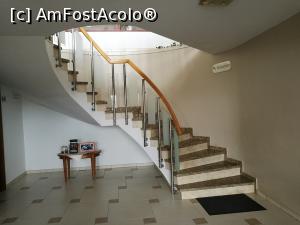 [P34] Scările ce urcă de la intrarea în hotel către nivelul cu Recepția » foto by crismis
 - 
<span class="allrVoted glyphicon glyphicon-heart hidden" id="av942191"></span>
<a class="m-l-10 hidden" id="sv942191" onclick="voting_Foto_DelVot(,942191,4996)" role="button">șterge vot <span class="glyphicon glyphicon-remove"></span></a>
<a id="v9942191" class=" c-red"  onclick="voting_Foto_SetVot(942191)" role="button"><span class="glyphicon glyphicon-heart-empty"></span> <b>LIKE</b> = Votează poza</a> <img class="hidden"  id="f942191W9" src="/imagini/loader.gif" border="0" /><span class="AjErrMes hidden" id="e942191ErM"></span>