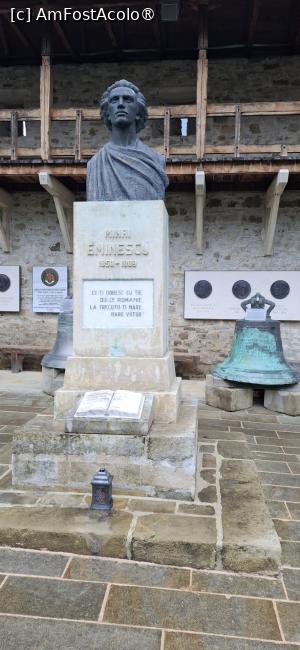 [P17] Bucovina in 4 zile - La Manastirea Putna, bustul lui Mihai Eminescu. » foto by iulianic
 - 
<span class="allrVoted glyphicon glyphicon-heart hidden" id="av1543136"></span>
<a class="m-l-10 hidden" id="sv1543136" onclick="voting_Foto_DelVot(,1543136,5114)" role="button">șterge vot <span class="glyphicon glyphicon-remove"></span></a>
<a id="v91543136" class=" c-red"  onclick="voting_Foto_SetVot(1543136)" role="button"><span class="glyphicon glyphicon-heart-empty"></span> <b>LIKE</b> = Votează poza</a> <img class="hidden"  id="f1543136W9" src="/imagini/loader.gif" border="0" /><span class="AjErrMes hidden" id="e1543136ErM"></span>