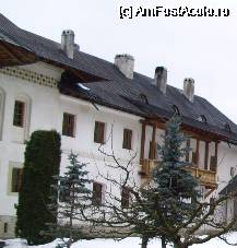 [P14] Manastirea Putna - chiliile calugarilor, jud. Suceava » foto by corinka
 - 
<span class="allrVoted glyphicon glyphicon-heart hidden" id="av54903"></span>
<a class="m-l-10 hidden" id="sv54903" onclick="voting_Foto_DelVot(,54903,5114)" role="button">șterge vot <span class="glyphicon glyphicon-remove"></span></a>
<a id="v954903" class=" c-red"  onclick="voting_Foto_SetVot(54903)" role="button"><span class="glyphicon glyphicon-heart-empty"></span> <b>LIKE</b> = Votează poza</a> <img class="hidden"  id="f54903W9" src="/imagini/loader.gif" border="0" /><span class="AjErrMes hidden" id="e54903ErM"></span>