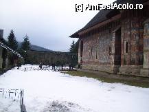 [P02] Manastirea Moldovita - curtea manastirii, loc. Vatra Moldovitei, jud. Suceava » foto by corinka
 - 
<span class="allrVoted glyphicon glyphicon-heart hidden" id="av54876"></span>
<a class="m-l-10 hidden" id="sv54876" onclick="voting_Foto_DelVot(,54876,5114)" role="button">șterge vot <span class="glyphicon glyphicon-remove"></span></a>
<a id="v954876" class=" c-red"  onclick="voting_Foto_SetVot(54876)" role="button"><span class="glyphicon glyphicon-heart-empty"></span> <b>LIKE</b> = Votează poza</a> <img class="hidden"  id="f54876W9" src="/imagini/loader.gif" border="0" /><span class="AjErrMes hidden" id="e54876ErM"></span>
