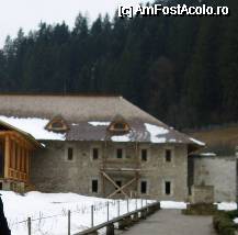 [P20] Manastirea Voronet - chiliile manastirii, jud. Suceava » foto by corinka
 - 
<span class="allrVoted glyphicon glyphicon-heart hidden" id="av54920"></span>
<a class="m-l-10 hidden" id="sv54920" onclick="voting_Foto_DelVot(,54920,5114)" role="button">șterge vot <span class="glyphicon glyphicon-remove"></span></a>
<a id="v954920" class=" c-red"  onclick="voting_Foto_SetVot(54920)" role="button"><span class="glyphicon glyphicon-heart-empty"></span> <b>LIKE</b> = Votează poza</a> <img class="hidden"  id="f54920W9" src="/imagini/loader.gif" border="0" /><span class="AjErrMes hidden" id="e54920ErM"></span>