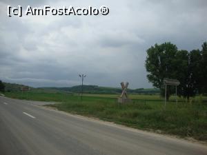 [P01] Aceasta este intersecţia cu drumul secundar către Mănăstirea „Peştera Sfântului Apostol Andrei”. Se poate observa crucea în formă de X care anunţă prezenţa lăcaşului de cult.  » foto by Floryn81
 - 
<span class="allrVoted glyphicon glyphicon-heart hidden" id="av867005"></span>
<a class="m-l-10 hidden" id="sv867005" onclick="voting_Foto_DelVot(,867005,5136)" role="button">șterge vot <span class="glyphicon glyphicon-remove"></span></a>
<a id="v9867005" class=" c-red"  onclick="voting_Foto_SetVot(867005)" role="button"><span class="glyphicon glyphicon-heart-empty"></span> <b>LIKE</b> = Votează poza</a> <img class="hidden"  id="f867005W9" src="/imagini/loader.gif" border="0" /><span class="AjErrMes hidden" id="e867005ErM"></span>