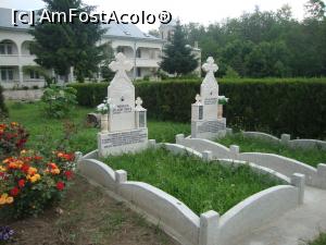 [P26] Mormintele ctitorilor se află la marginea aleii spre biserica mare.  » foto by Floryn81
 - 
<span class="allrVoted glyphicon glyphicon-heart hidden" id="av867030"></span>
<a class="m-l-10 hidden" id="sv867030" onclick="voting_Foto_DelVot(,867030,5136)" role="button">șterge vot <span class="glyphicon glyphicon-remove"></span></a>
<a id="v9867030" class=" c-red"  onclick="voting_Foto_SetVot(867030)" role="button"><span class="glyphicon glyphicon-heart-empty"></span> <b>LIKE</b> = Votează poza</a> <img class="hidden"  id="f867030W9" src="/imagini/loader.gif" border="0" /><span class="AjErrMes hidden" id="e867030ErM"></span>