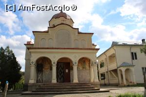 [P30] Comuna Ion Corvin, Mănăstirea Sf. Andrei, Biserica &bdquo;Acoperăm&acirc;ntul Maicii Domnului&rdquo;, Pridvorul și  Intrarea &icirc;n biserică, era &icirc;nchisă... » foto by mprofeanu
 - 
<span class="allrVoted glyphicon glyphicon-heart hidden" id="av1218565"></span>
<a class="m-l-10 hidden" id="sv1218565" onclick="voting_Foto_DelVot(,1218565,5136)" role="button">șterge vot <span class="glyphicon glyphicon-remove"></span></a>
<a id="v91218565" class=" c-red"  onclick="voting_Foto_SetVot(1218565)" role="button"><span class="glyphicon glyphicon-heart-empty"></span> <b>LIKE</b> = Votează poza</a> <img class="hidden"  id="f1218565W9" src="/imagini/loader.gif" border="0" /><span class="AjErrMes hidden" id="e1218565ErM"></span>