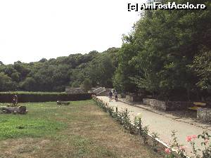 [P11] În drum spre platforma unde se află grota soţul stă de vorbă cu un îngrijitor.  » foto by Carmen Ion
 - 
<span class="allrVoted glyphicon glyphicon-heart hidden" id="av656025"></span>
<a class="m-l-10 hidden" id="sv656025" onclick="voting_Foto_DelVot(,656025,5136)" role="button">șterge vot <span class="glyphicon glyphicon-remove"></span></a>
<a id="v9656025" class=" c-red"  onclick="voting_Foto_SetVot(656025)" role="button"><span class="glyphicon glyphicon-heart-empty"></span> <b>LIKE</b> = Votează poza</a> <img class="hidden"  id="f656025W9" src="/imagini/loader.gif" border="0" /><span class="AjErrMes hidden" id="e656025ErM"></span>