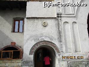 [P09] Magazinul, se vede un 'bumb' de ceramica smaltuita care ornamenta zidurile manastirii.  » foto by elviramvio
 - 
<span class="allrVoted glyphicon glyphicon-heart hidden" id="av681744"></span>
<a class="m-l-10 hidden" id="sv681744" onclick="voting_Foto_DelVot(,681744,5176)" role="button">șterge vot <span class="glyphicon glyphicon-remove"></span></a>
<a id="v9681744" class=" c-red"  onclick="voting_Foto_SetVot(681744)" role="button"><span class="glyphicon glyphicon-heart-empty"></span> <b>LIKE</b> = Votează poza</a> <img class="hidden"  id="f681744W9" src="/imagini/loader.gif" border="0" /><span class="AjErrMes hidden" id="e681744ErM"></span>