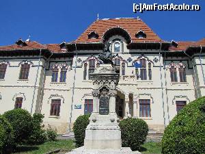 [P05] Biblioteca si bustul lui Negru Voda.  » foto by elviramvio
 - 
<span class="allrVoted glyphicon glyphicon-heart hidden" id="av682109"></span>
<a class="m-l-10 hidden" id="sv682109" onclick="voting_Foto_DelVot(,682109,5176)" role="button">șterge vot <span class="glyphicon glyphicon-remove"></span></a>
<a id="v9682109" class=" c-red"  onclick="voting_Foto_SetVot(682109)" role="button"><span class="glyphicon glyphicon-heart-empty"></span> <b>LIKE</b> = Votează poza</a> <img class="hidden"  id="f682109W9" src="/imagini/loader.gif" border="0" /><span class="AjErrMes hidden" id="e682109ErM"></span>