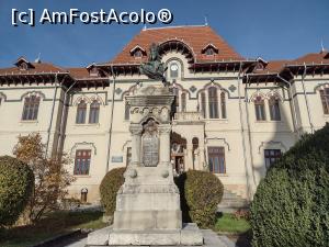 [P09] Casa de Cultură 'Tudor Mușatescu'din Câmpulung Muscel cu bustul lui Negru Vodă » foto by A Mihai
 - 
<span class="allrVoted glyphicon glyphicon-heart hidden" id="av1374997"></span>
<a class="m-l-10 hidden" id="sv1374997" onclick="voting_Foto_DelVot(,1374997,5176)" role="button">șterge vot <span class="glyphicon glyphicon-remove"></span></a>
<a id="v91374997" class=" c-red"  onclick="voting_Foto_SetVot(1374997)" role="button"><span class="glyphicon glyphicon-heart-empty"></span> <b>LIKE</b> = Votează poza</a> <img class="hidden"  id="f1374997W9" src="/imagini/loader.gif" border="0" /><span class="AjErrMes hidden" id="e1374997ErM"></span>